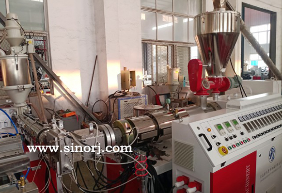 PE共擠木塑型材生產(chǎn)線工廠內(nèi)連續(xù)試機(jī)十天！！！