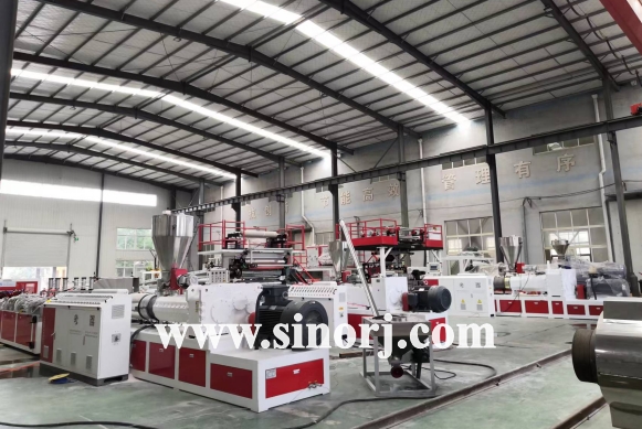 等待發(fā)貨的三套設(shè)備：PVC木塑中空門(mén)板設(shè)備，仿大理石設(shè)備，SPC地板設(shè)備。