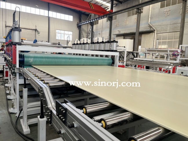 上午試機(jī)2m發(fā)泡板設(shè)備，下午試機(jī)poe床墊生產(chǎn)線，相當(dāng)厲害