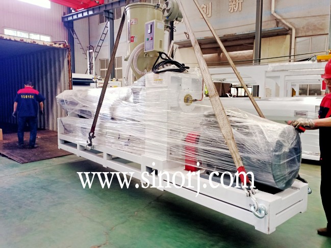 前幾天abs管材生產線，今天UV大理石板生產線，過兩天格柵板生產線裝柜裝柜發貨發貨